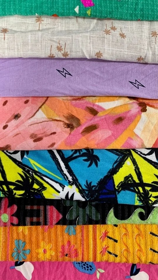 Malhas estampadas diversas empilhadas