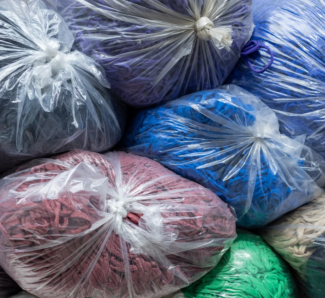 Fardos de malha embalados e empilhados no estoque