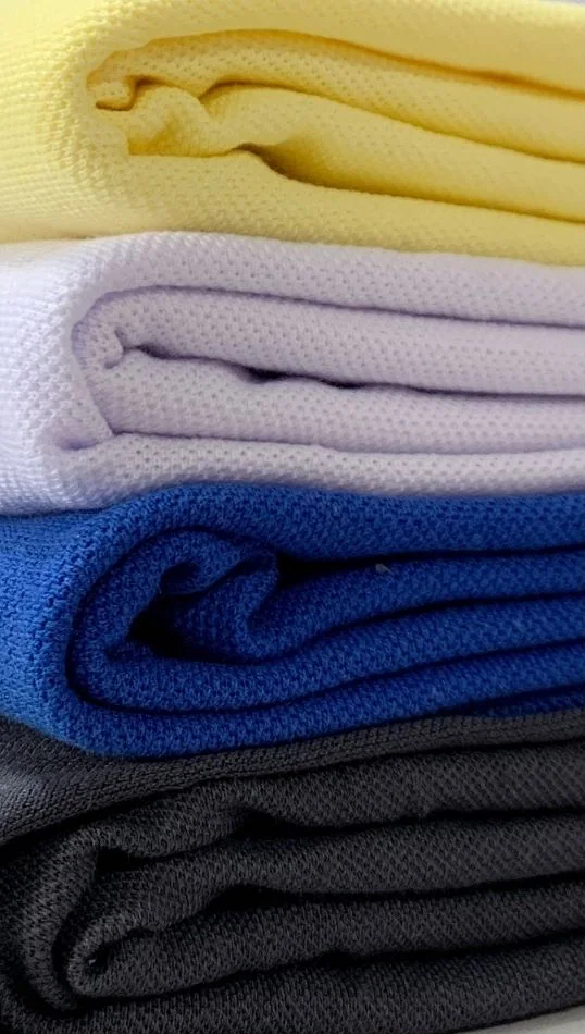 Amostras de piquet empilhadas em amarelo, branco, azul e preto