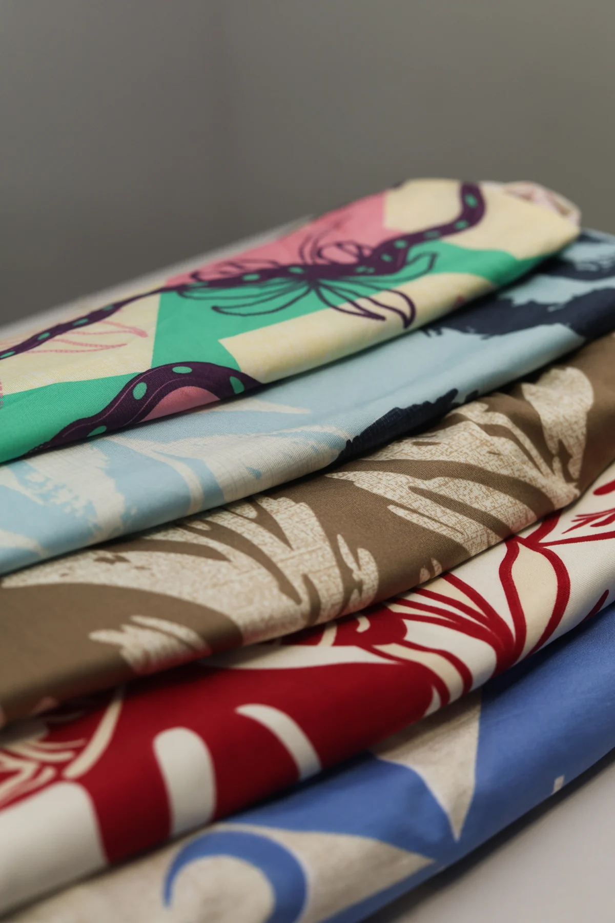Malhas estampadas diversas, com padrões florais e geométricos
