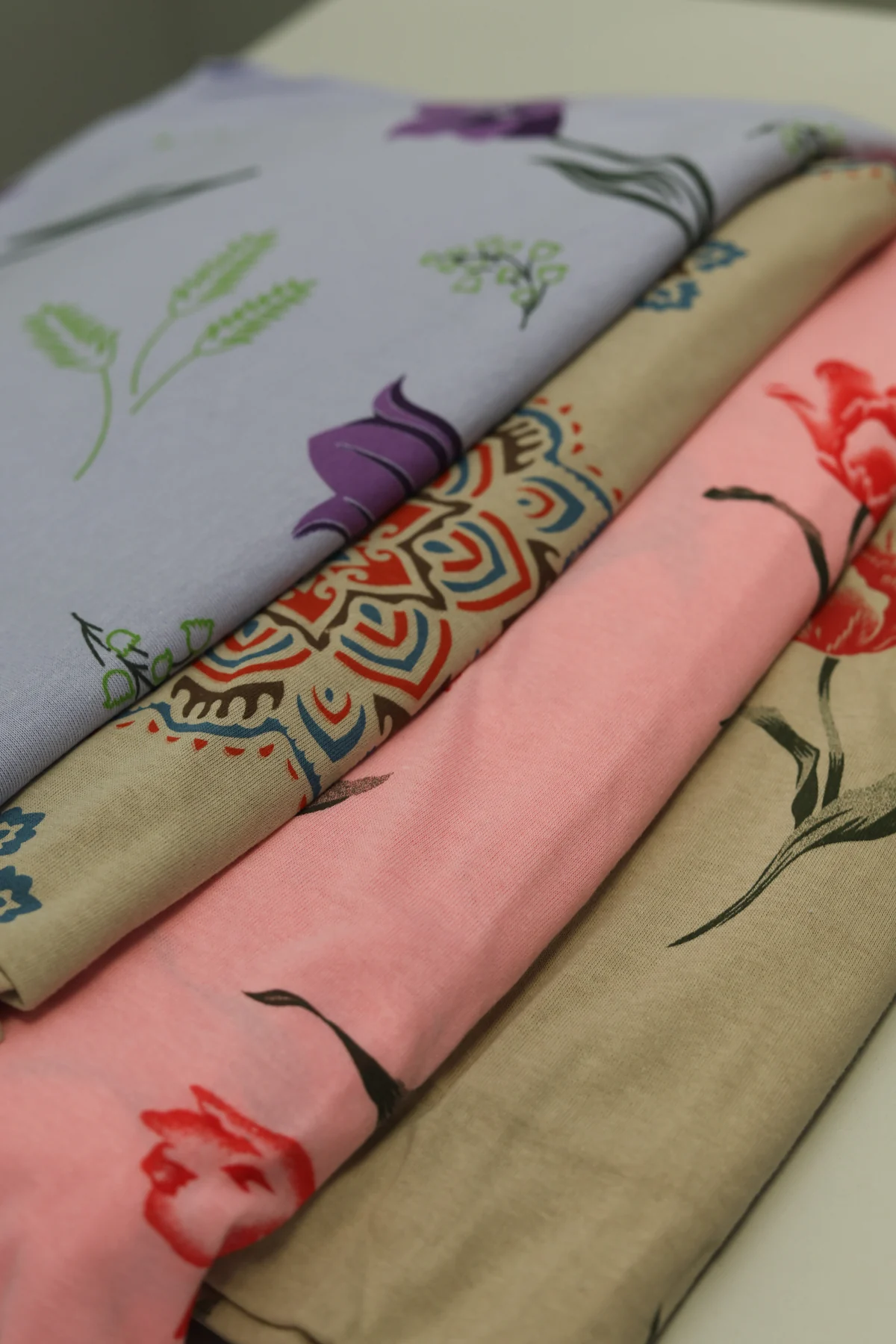 Malha estampada com padrões florais e geométricos