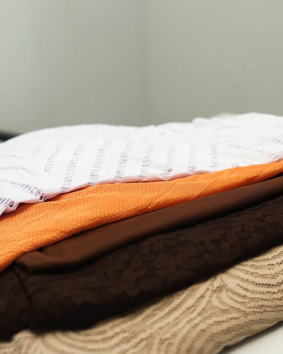 Rendas e tules em diferentes cores e texturas